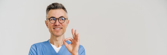 Glücklicher MFA zeigt OK-Zeichen